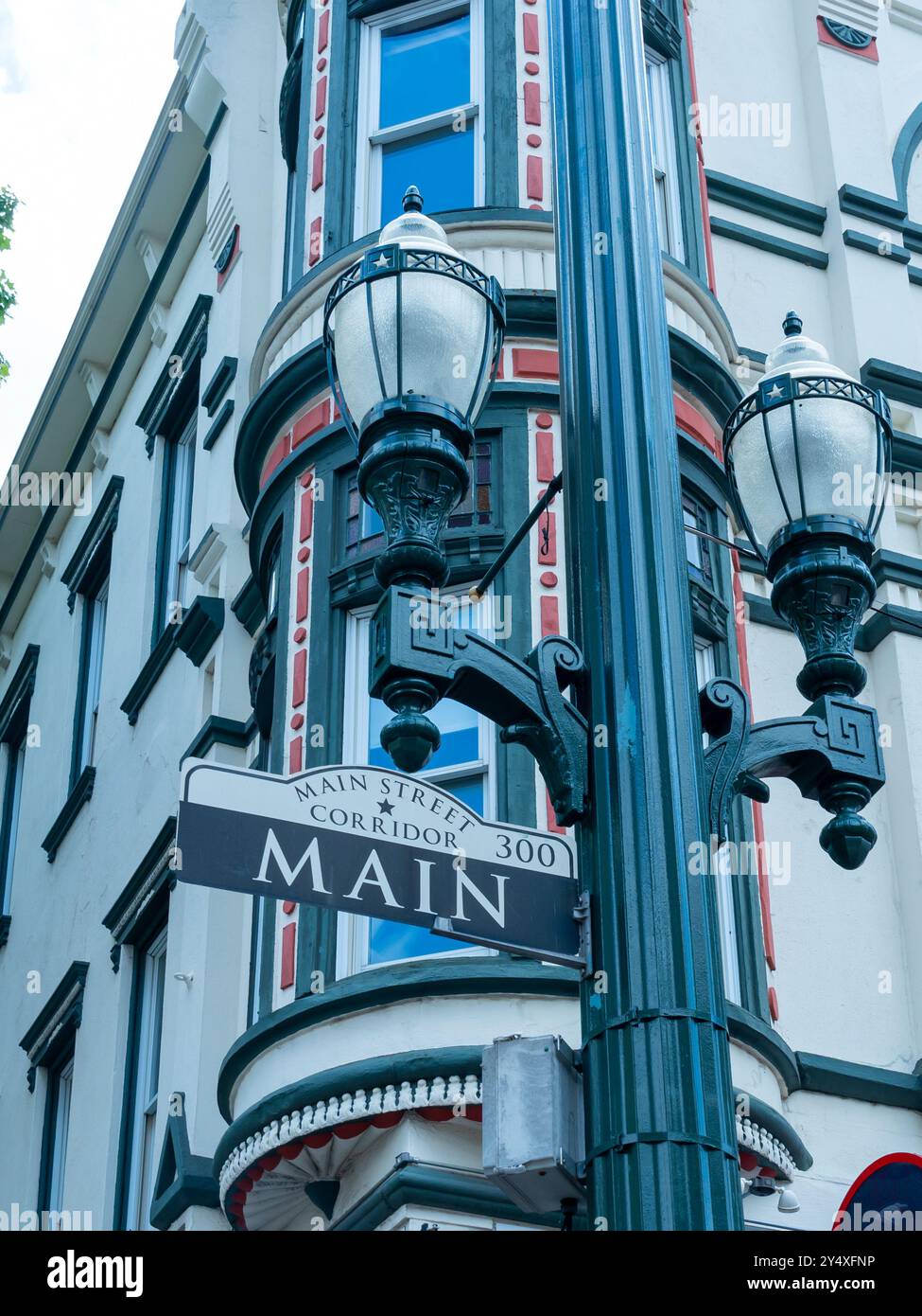 Cartello stradale principale su un palo storico con un edificio storico sullo sfondo, nel corridoio Main Street nel centro di Houston, Texas, USA. Foto Stock