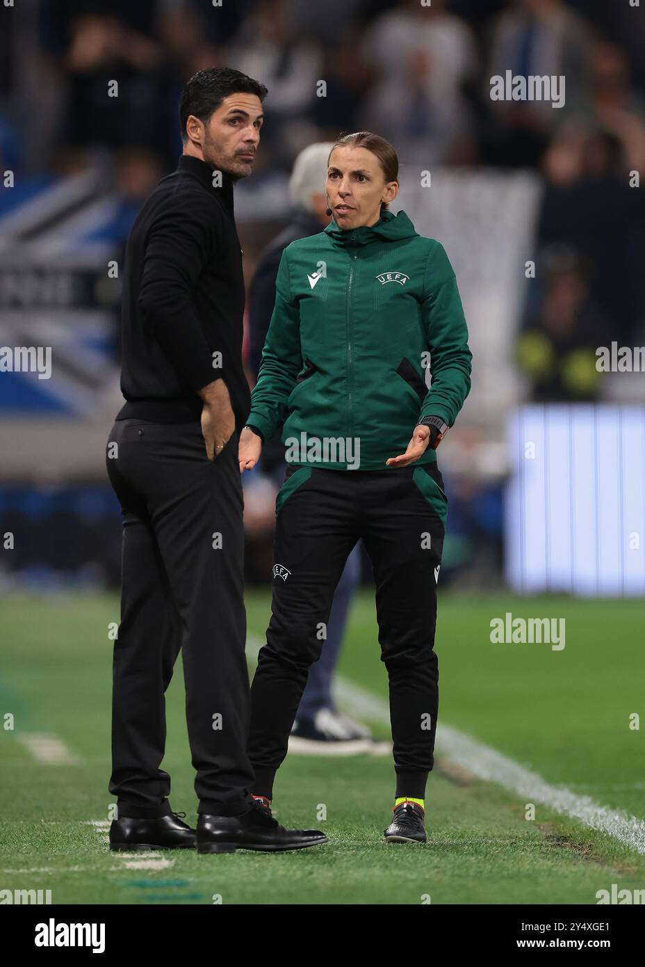 Bergamo, Italia. 19 settembre 2024. Il quarto ufficiale francese Stephanie Frappart discute con il capo allenatore Mikel Arteta Arsenal FC durante la partita di UEFA Champions League allo stadio Gewiss di Bergamo. Il credito per immagini dovrebbe essere: Jonathan Moscrop/Sportimage Credit: Sportimage Ltd/Alamy Live News Foto Stock