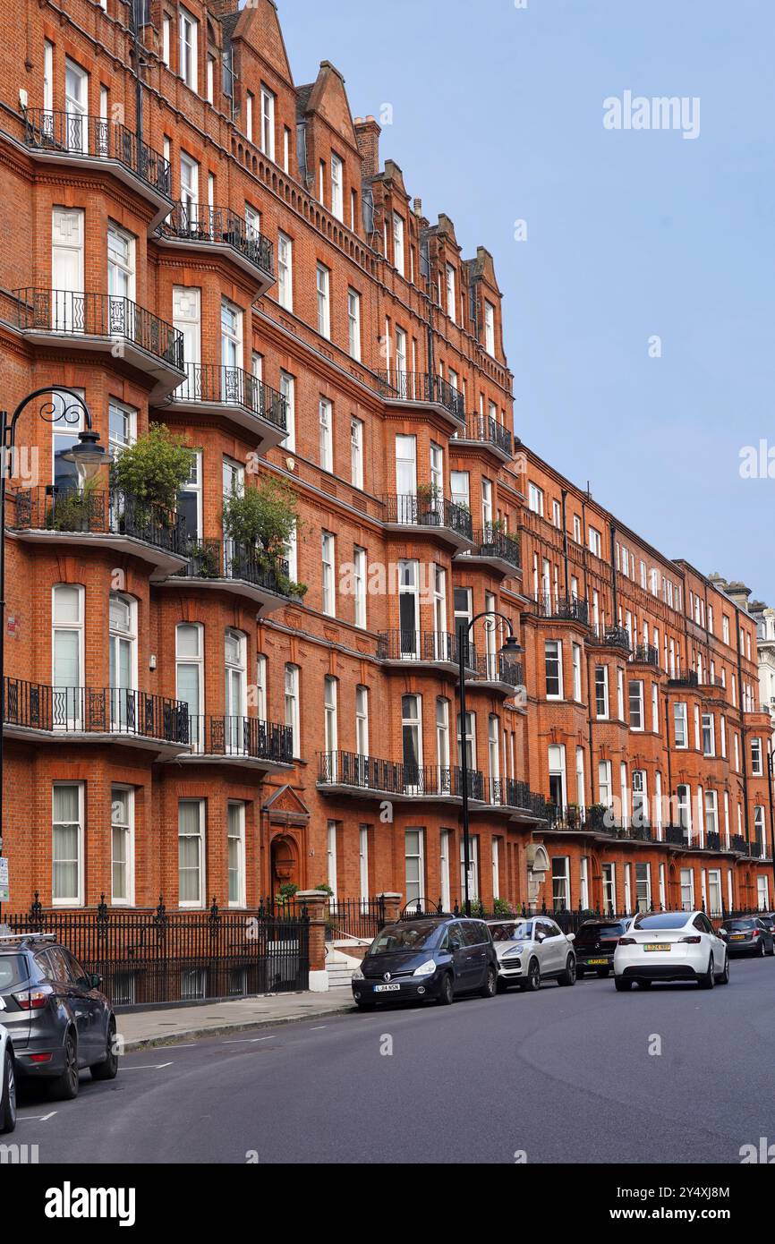 Tradizionali edifici di mattoni rossi in un'area esclusiva del centro di Londra Foto Stock