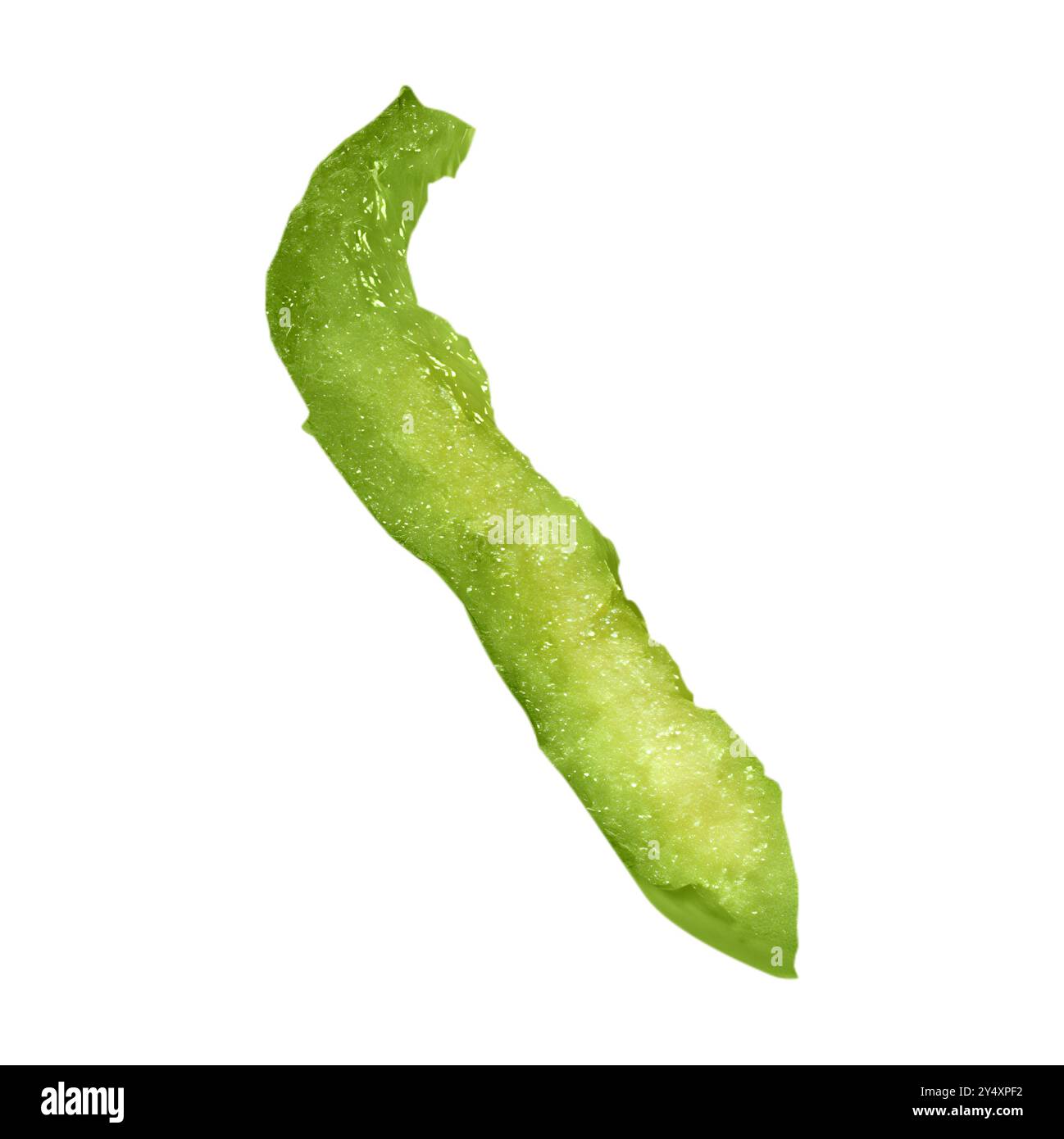 Una fetta di peperone verde alla julienne tagliata alla francese isolata su sfondo bianco Foto Stock