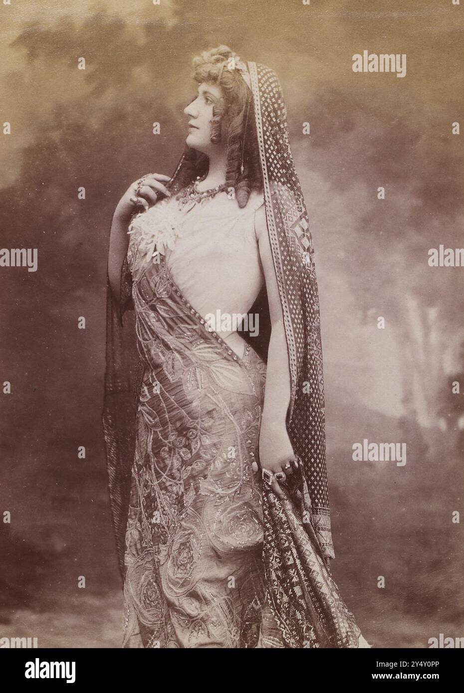 Una foto di costume che mostra l'attrice e cantante d'opera Cecile Thévenet nella performance "Messalina". Foto di Jean Reutlinger (1875-1917) Foto Stock
