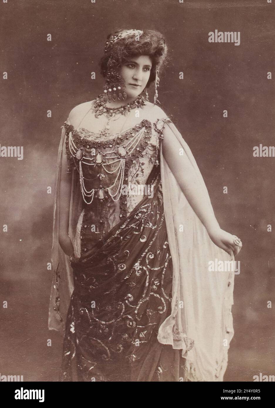 Una foto di costume che mostra l'attrice e cantante d'opera Cecile Thévenet nella performance "Messalina". Foto di Jean Reutlinger (1875-1917) Foto Stock