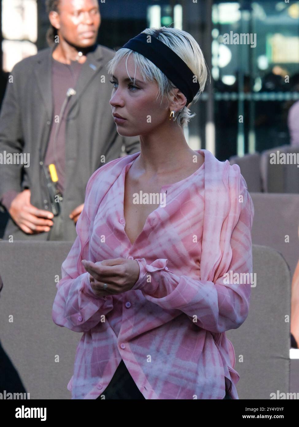 La modella e attrice Iris Law arriva allo spettacolo Burberry SS25 tenutosi al National Theatre durante la London Fashion Week. Foto Stock