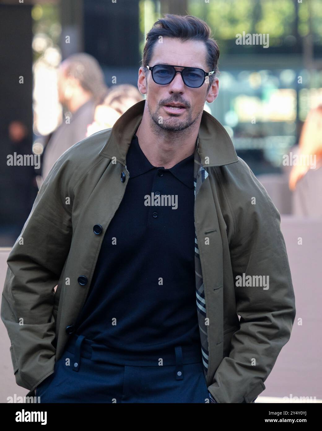 La modella David Gandy posa per le foto mentre arriva per la sfilata di moda Burberry SS25 tenutasi al National Theatre di Southhbank a Londra. Foto Stock