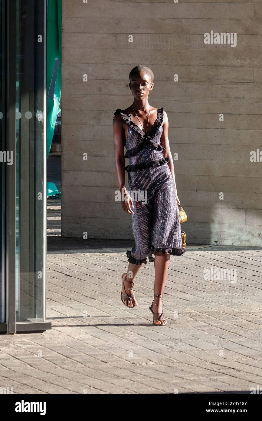 Londra, Regno Unito. Lo spettacolo di passerella di Burberry si svolge al National Theatre, mentre Daniel Lee presenta la collezione SS25 dell'etichetta di moda. Foto Stock