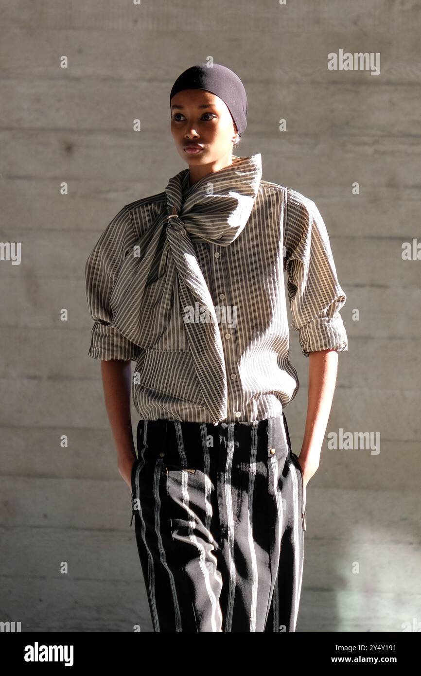 Londra, Regno Unito. Lo spettacolo di passerella di Burberry si svolge al National Theatre, mentre Daniel Lee presenta la collezione SS25 dell'etichetta di moda. Foto Stock