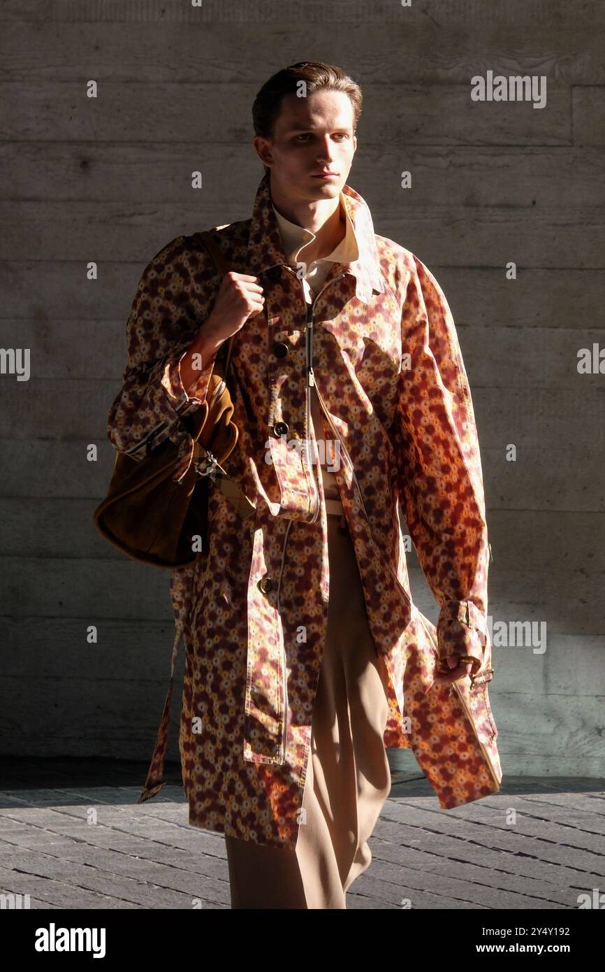 Londra, Regno Unito. Lo spettacolo di passerella di Burberry si svolge al National Theatre, mentre Daniel Lee presenta la collezione SS25 dell'etichetta di moda. Foto Stock