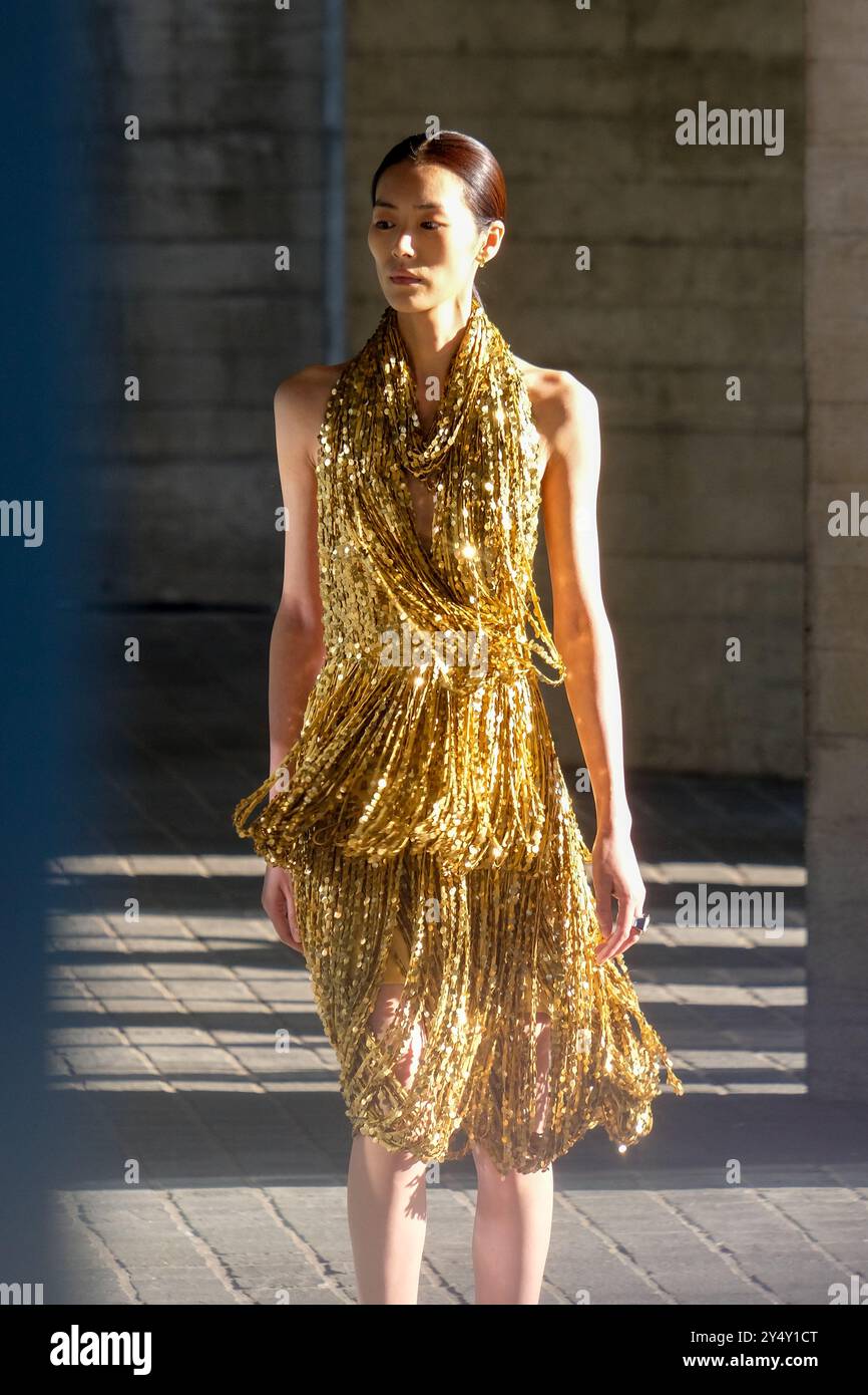 Londra, Regno Unito. Lo spettacolo di passerella di Burberry si svolge al National Theatre, mentre Daniel Lee presenta la collezione SS25 dell'etichetta di moda. Foto Stock