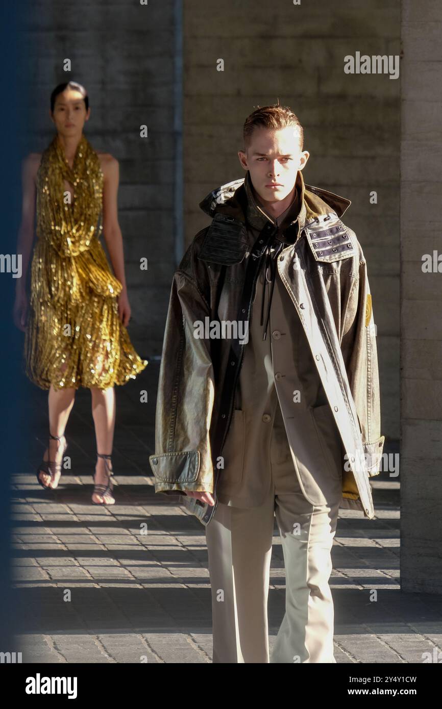 Londra, Regno Unito. Lo spettacolo di passerella di Burberry si svolge al National Theatre, mentre Daniel Lee presenta la collezione SS25 dell'etichetta di moda. Foto Stock