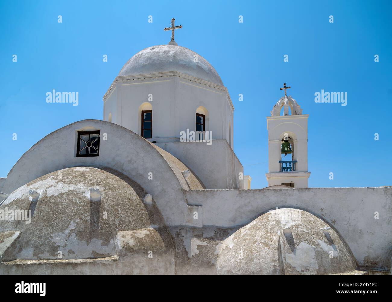 Chiesa tradizionale con pareti dipinte di bianco e campanile, Grecia, Santorini. Foto Stock