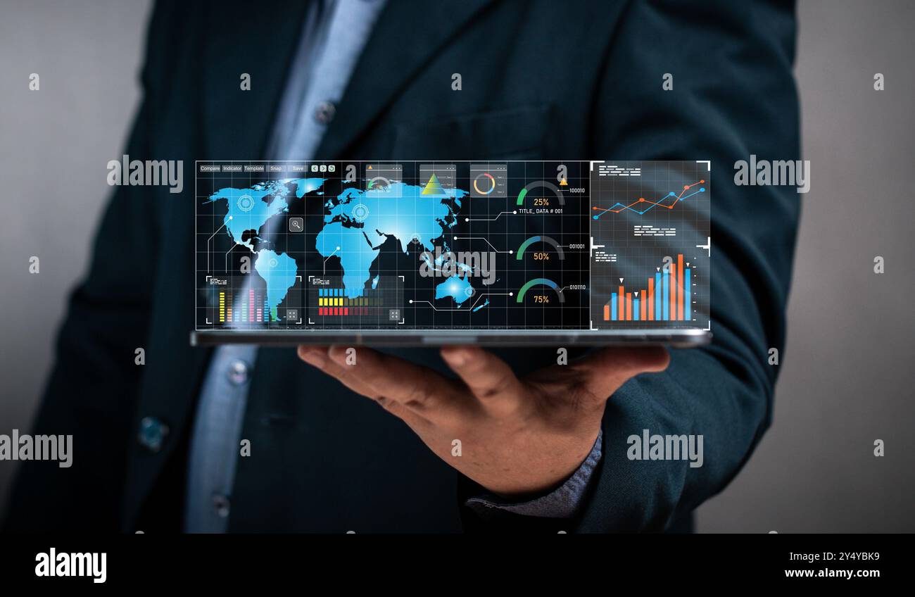 Uomo d'affari che possiede un tablet con una mappa del mondo virtuale per la pianificazione della strategia globale di marketing. Pianificazione per il successo crescita aziendale raggiungimento dell'economia Foto Stock