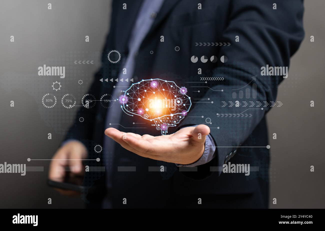 l'uomo tiene in mano smartphone e cervello digitale. Servizio di assistenza robot di intelligenza artificiale online. Conversazione online sulle applicazioni per l'innovazione. Foto Stock