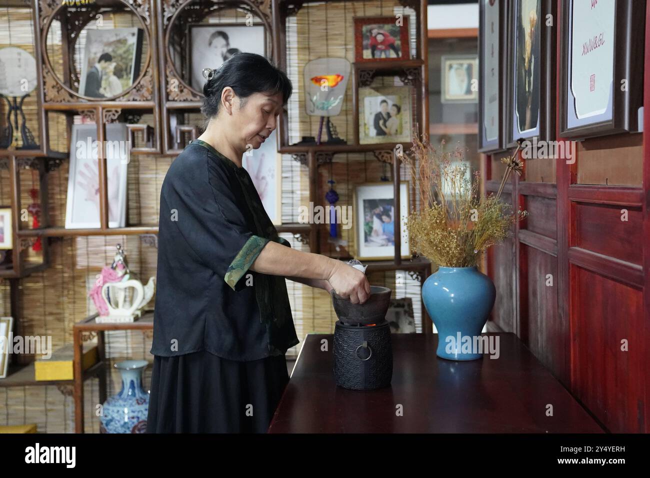 (240920) -- NANCHANG, 20 sett. 2024 (Xinhua) -- Tao Yonghong tinge i capelli nel suo studio a Nanchang, nella provincia di Jiangxi nella Cina orientale, 14 sett. 2024. Il ricamo per capelli grossolani è un'arte che utilizza i capelli umani come filo per creare disegni intricati sul tessuto. Con una storia di quasi 500 anni, è riconosciuto come un patrimonio culturale immateriale della provincia di Jiangxi. La parola Gan stessa è un nome abbreviato per Jiangxi. Nelle mani di Tao Yonghong, la diciassettesima generazione erede delle abilità di ricamo dei capelli di Gan, i capelli diventano l'inchiostro e i colori di un pittore che raffigura tutti i tipi di oggetti come il landsc Foto Stock