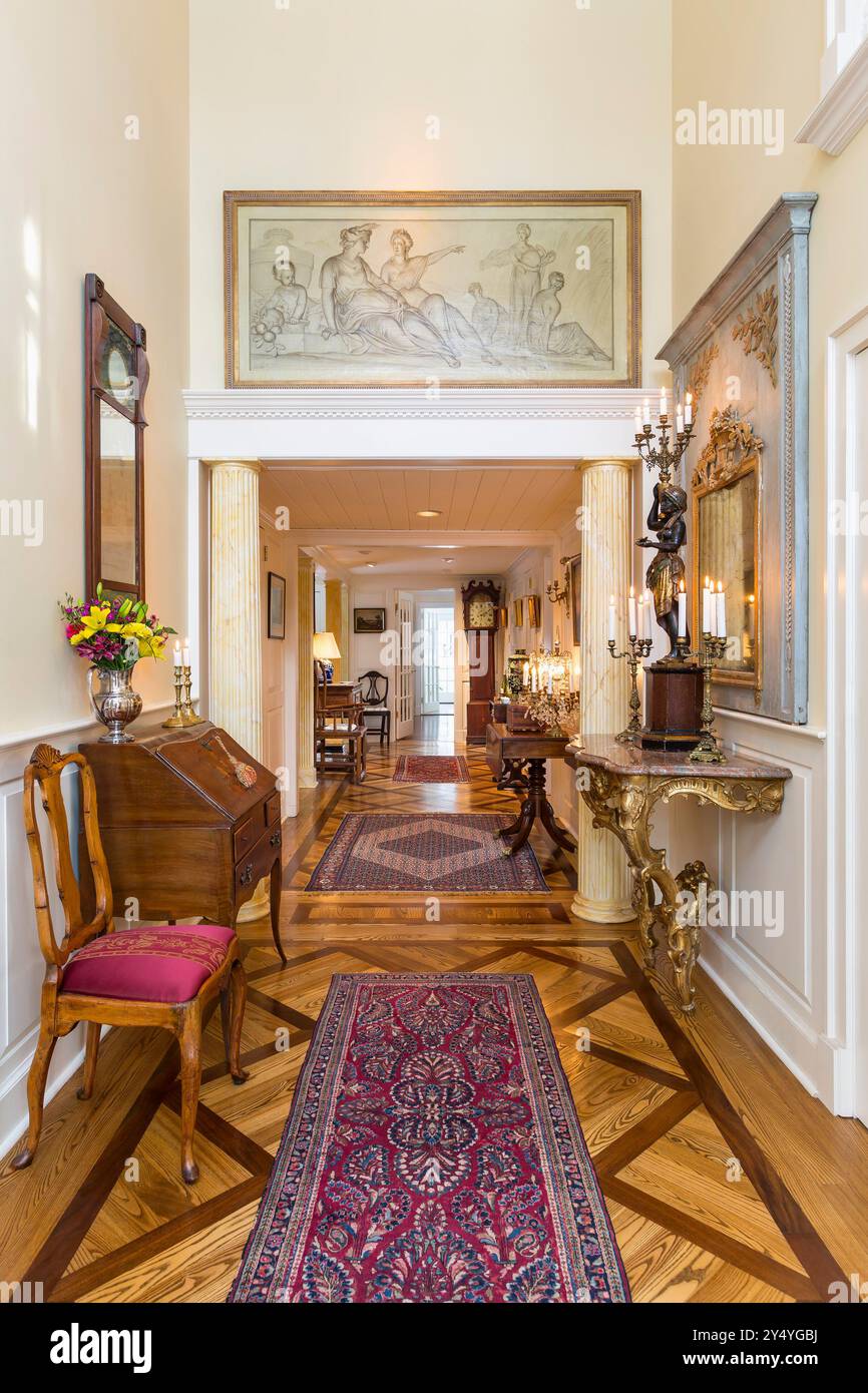 Vista dalla porta d'ingresso del corridoio di casa con spettacolari pezzi d'antiquariato e pavimento in parquet Foto Stock