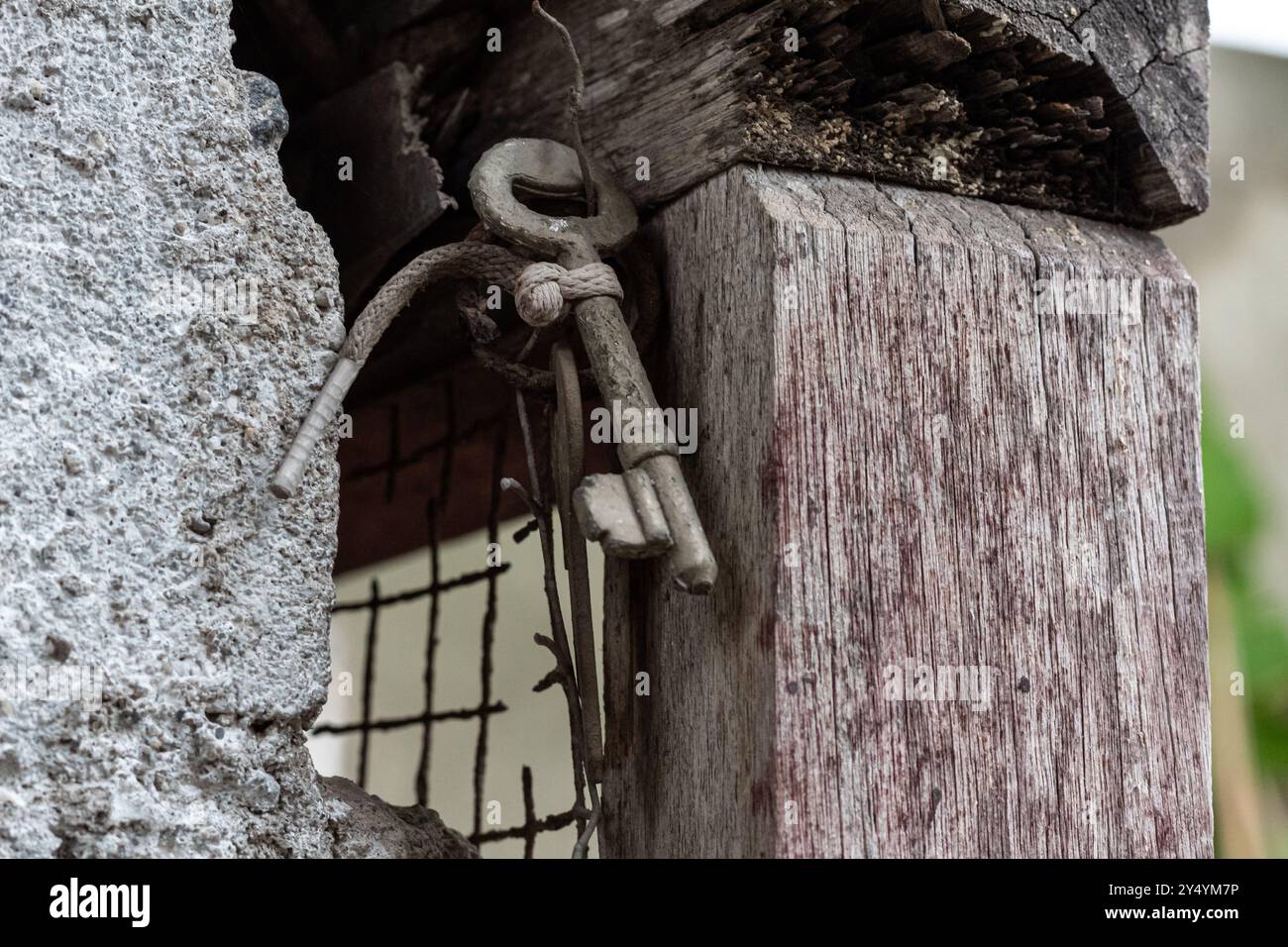 Serratura porta antica usurata appesa al legno Foto Stock