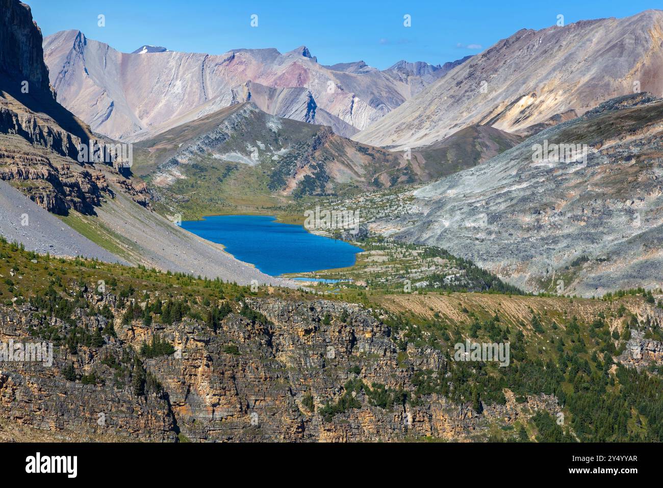 Vista aerea del lago Redoubt, paesaggio di Distant Mountain Peaks. Escursioni e arrampicate panoramiche estive nella zona di Skoki nel Parco nazionale di Banff, Montagne Rocciose canadesi Foto Stock