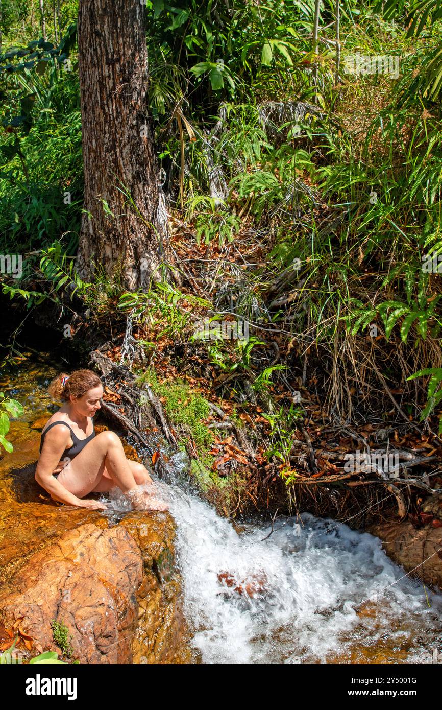 Donna a Walker Creek, Litchfield National Park Foto Stock