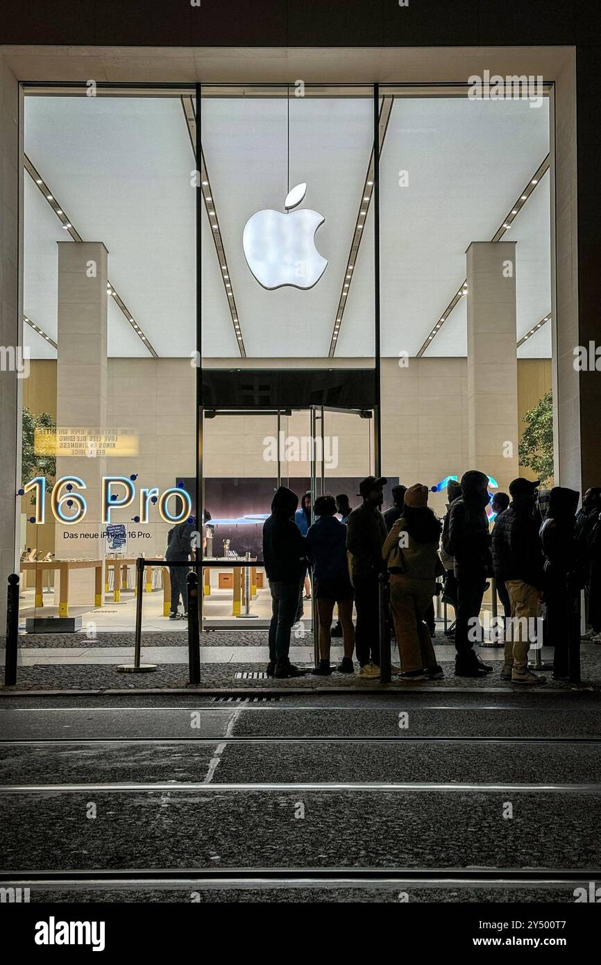 Berlino, Germania. 20 settembre 2024. I passanti si trovano di fronte all'Apple Store di Mitte. Qui iniziano le vendite dei nuovi modelli iPhone 16 e iWatch 10 di Apple. Apple si sta concentrando su fotocamere e intelligenza artificiale migliori nei suoi nuovi iPhone. Tuttavia, gli utenti nell'Unione europea non sperimenteranno inizialmente molte delle nuove funzioni di IA. Credito: Katharina Kausche/dpa/Alamy Live News Foto Stock