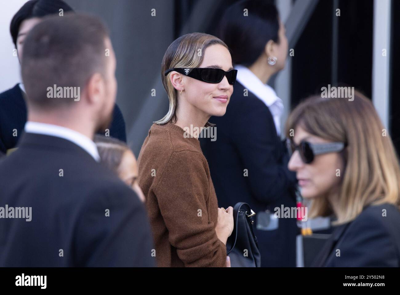 Un ospite arriva alla sfilata Prada durante la Milano Womenswear Primavera/Estate 2025 il 19 settembre 2024 a Milano, Italia. ©foto: Cinzia Camela. Foto Stock