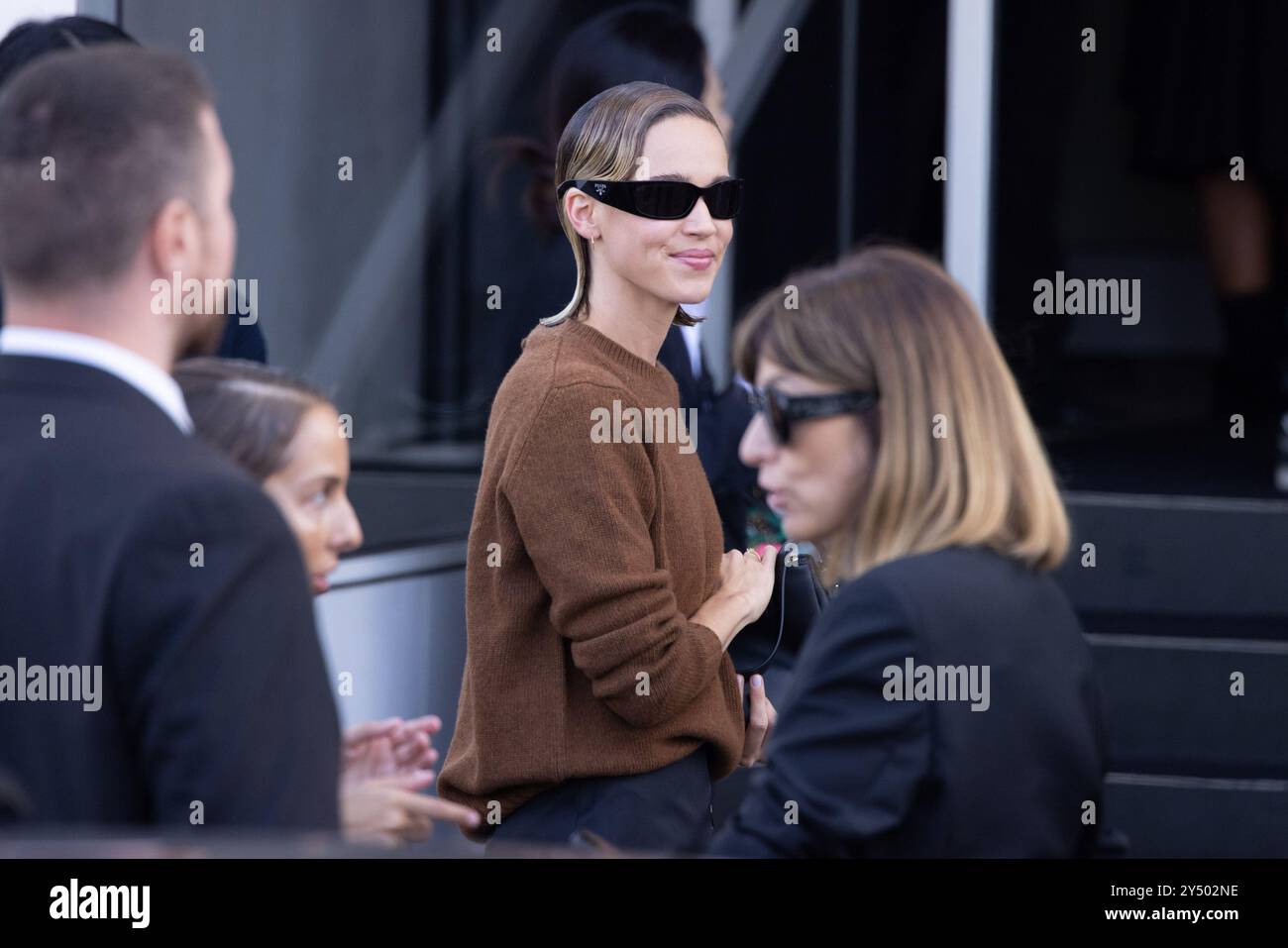 Un ospite arriva alla sfilata Prada durante la Milano Womenswear Primavera/Estate 2025 il 19 settembre 2024 a Milano, Italia. ©foto: Cinzia Camela. Foto Stock