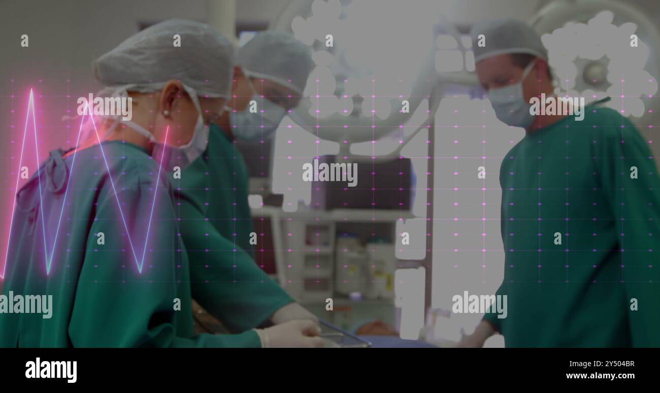 Chirurghi che eseguono operazioni con l'immagine della frequenza cardiaca su apparecchiature mediche Foto Stock