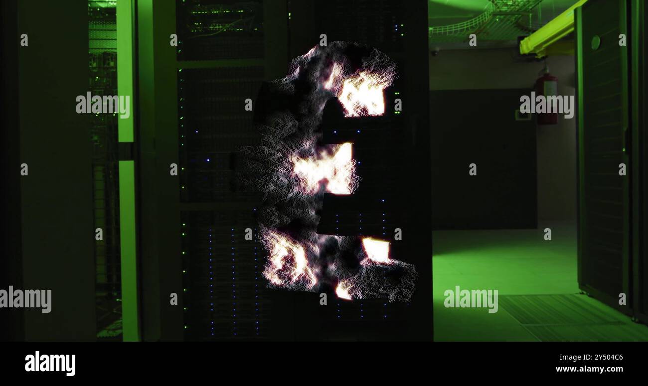 Immagine del cloud computing su una sala server con illuminazione verde Foto Stock