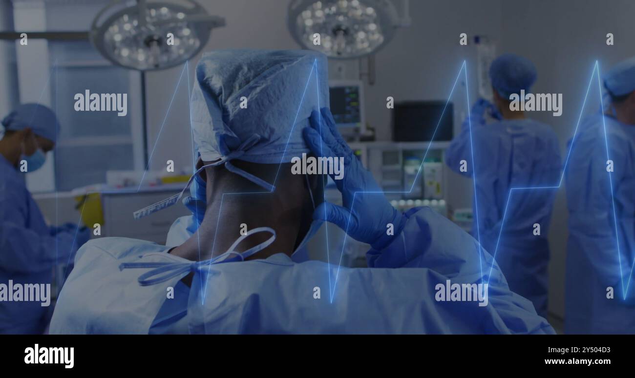 Team medico in sala operatoria con l'immagine del battito cardiaco sulla scena Foto Stock