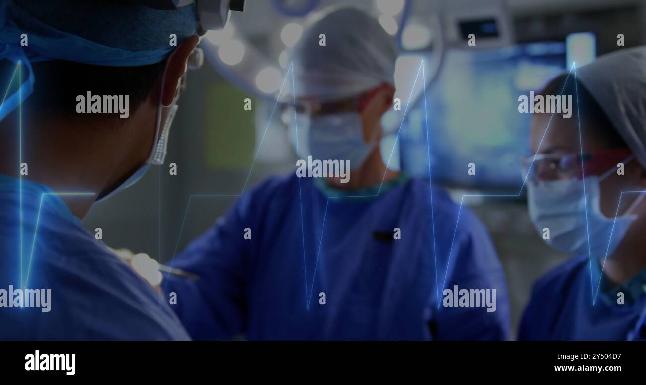 Team medico che esegue un intervento chirurgico con l'immagine del battito cardiaco sopra di loro Foto Stock