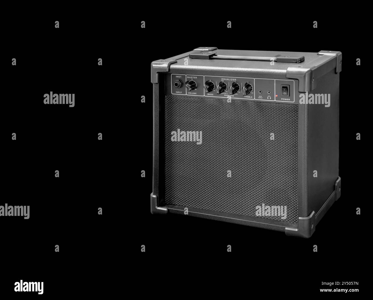 Amplificatore per chitarra su sfondo nero, con EQ per basso elettrico Foto Stock