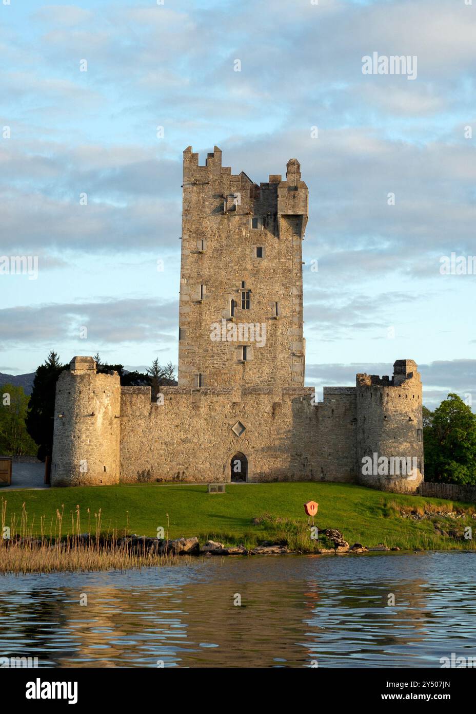 Castello irlandese Ross Castle sulle rive del lago Lough Leane nel Killarney National Park, contea di Kerry, Irlanda Foto Stock