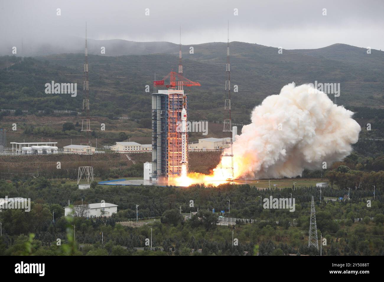 Taiyuan. 20 settembre 2024. I satelliti Jilin-1 Kuanfu 02B 01-06 sono lanciati a bordo di un lungo razzo vettore March-2D e entrano nell'orbita preimpostata con successo dal Taiyuan satellite Launch Center nella provincia dello Shanxi, nella Cina settentrionale, 20 settembre 2024. Crediti: Zheng Taotao/Xinhua/Alamy Live News Foto Stock