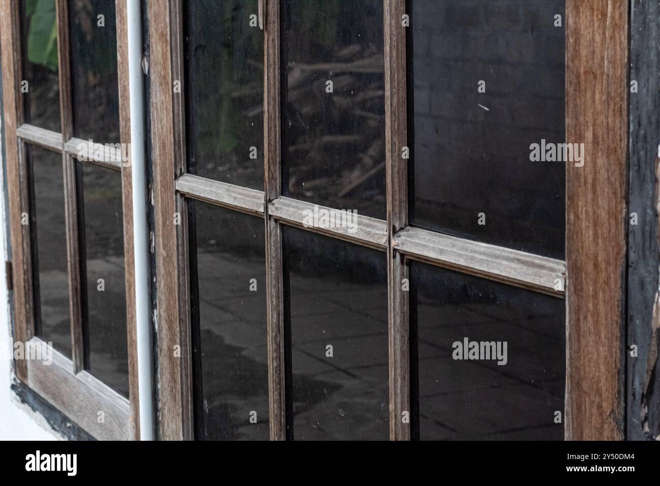 Finestre della casa con legno invecchiato e vetro nero Foto Stock