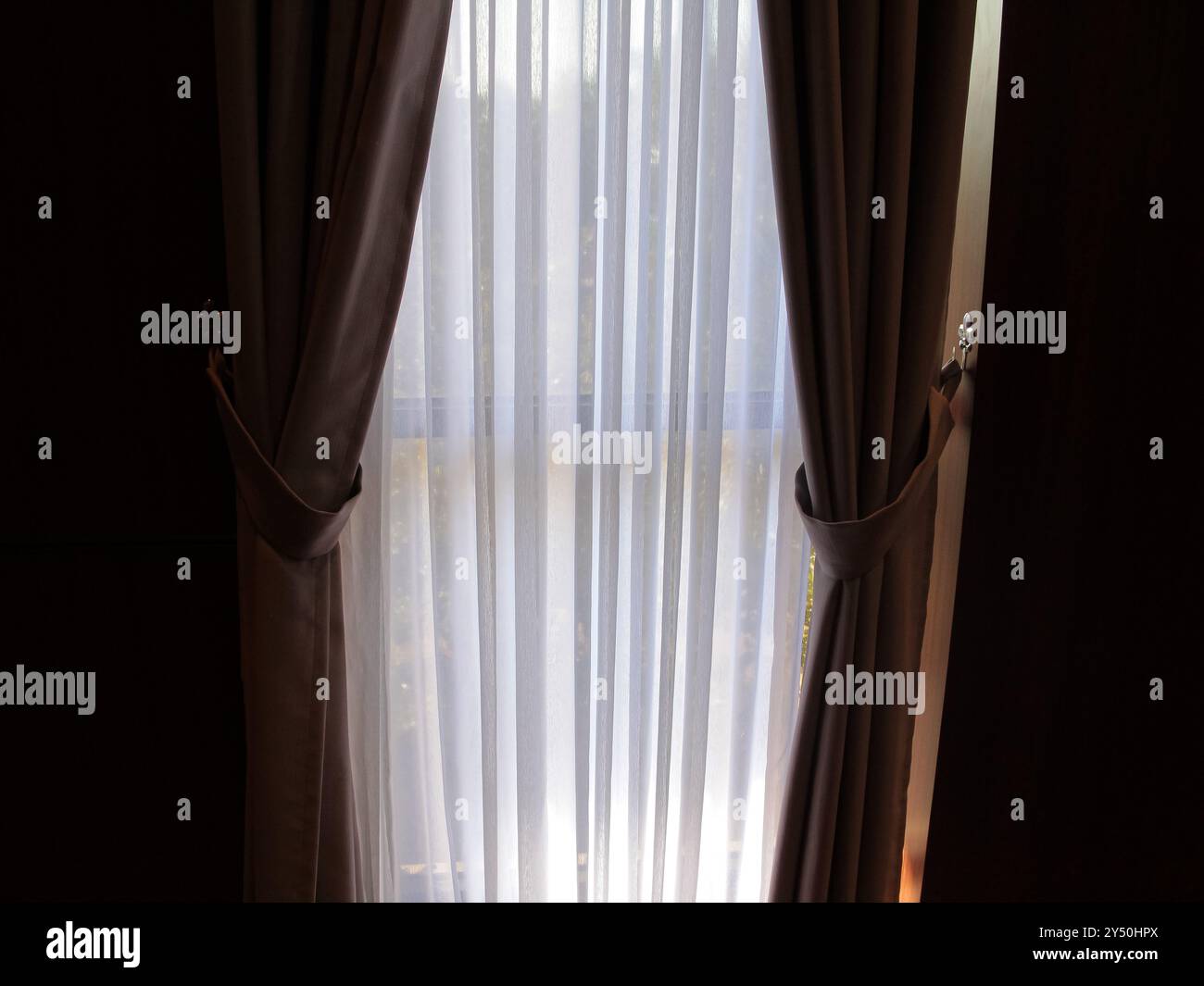 La leggerezza dietro le tende e il calore all'interno Foto Stock