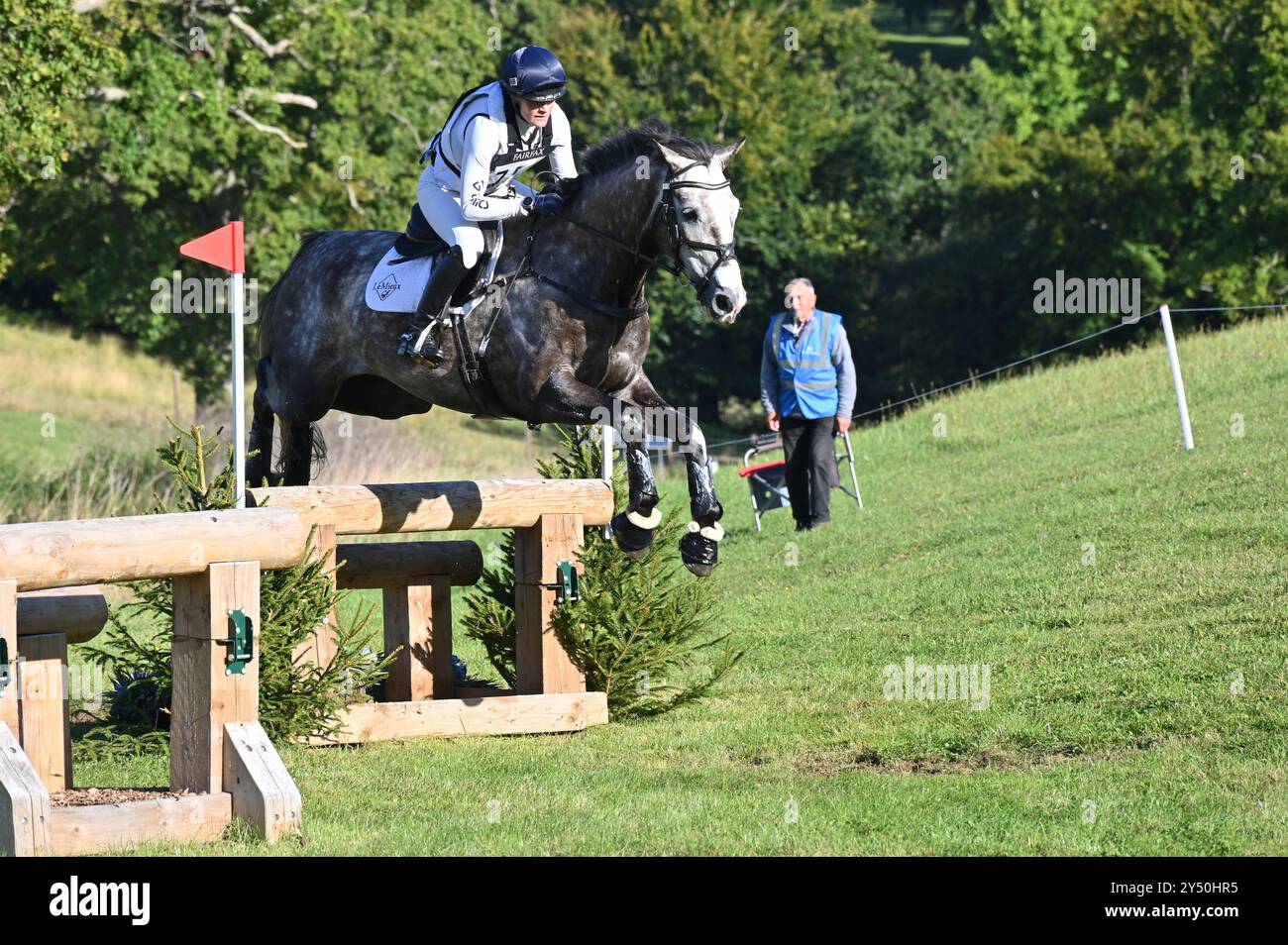 Bubby Upton su Hestyl van Beek Z, fase cross country del concorso CCI-S YH2* (6 anni), Cornbury House Horse Trials 2024, Charlbury, Oxfordshire Foto Stock