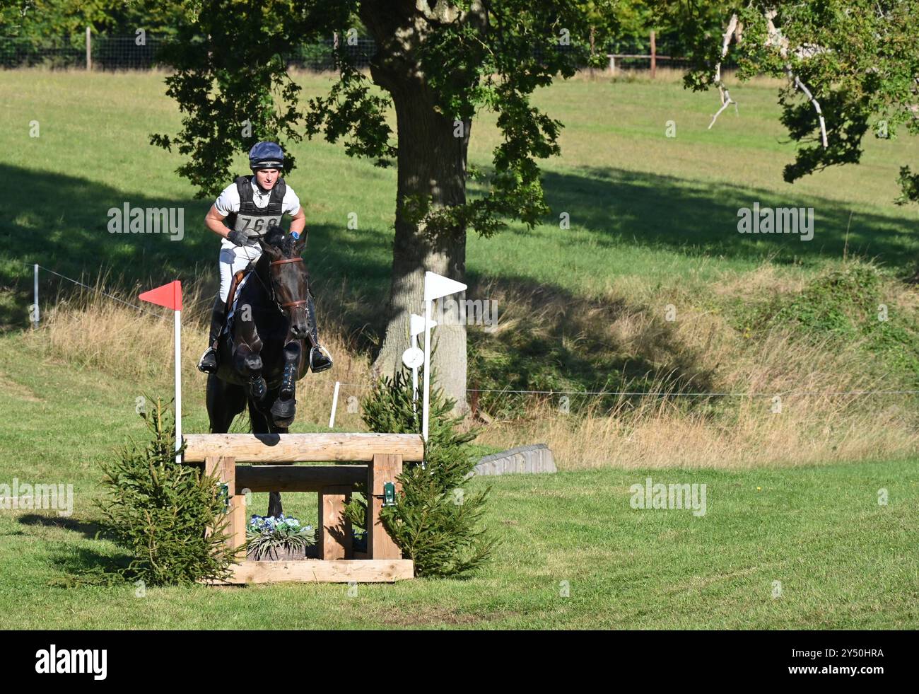 Jack Pinkney su DHI Ayrton, fase di cross country del concorso CCI-S YH2* (6 anni), Cornbury House Horse Trials 2024, Charlbury, Oxfordshire Foto Stock