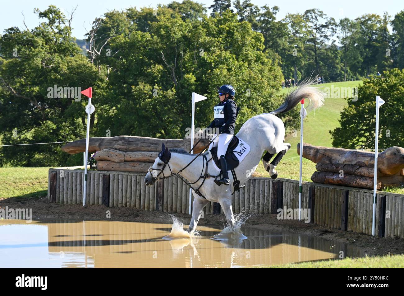 Laura Collett su Cooley Iceage, fase di cross country del concorso CCI-S YH2* (6 anni), Cornbury House Horse Trials 2024, Charlbury, Oxfordshire Foto Stock