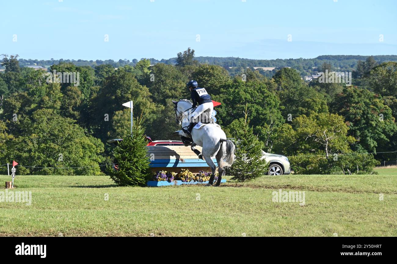 Laura Collett su Cooley Iceage, fase di cross country del concorso CCI-S YH2* (6 anni), Cornbury House Horse Trials 2024, Charlbury, Oxfordshire Foto Stock