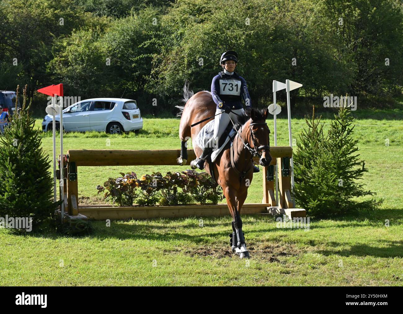 Amy Tough on Ballygriffin Odysseus, fase cross country del concorso CCI-S YH2* (6 anni), Cornbury House Horse Trials 2024, Charlbury, Oxfordshire Foto Stock