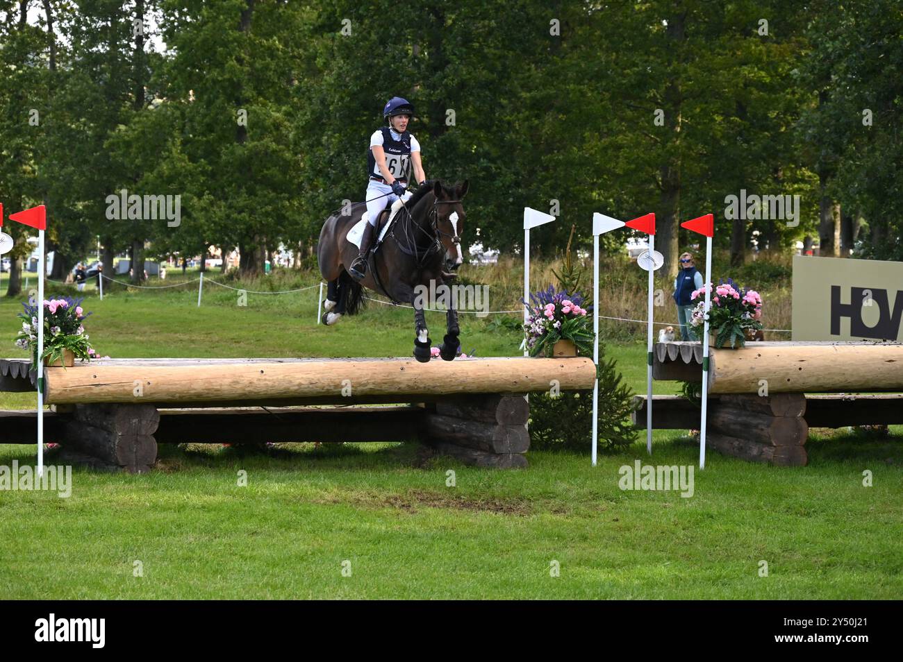 Emily Young-Jamieson su la vita 44, fase cross country del concorso CCI-S YH2* (6 anni), Cornbury House Horse Trials 2024, Charlbury, Oxfordshire Foto Stock