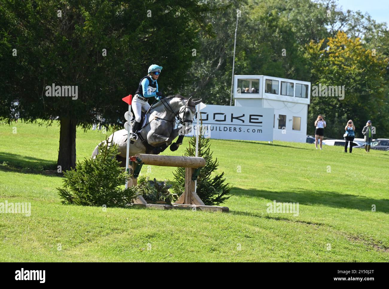 Izzy Taylor su Retouchable, fase cross country del concorso CCI-S YH3* (7 anni), Cornbury House Horse Trials 2024, Charlbury, Oxfordshire Foto Stock