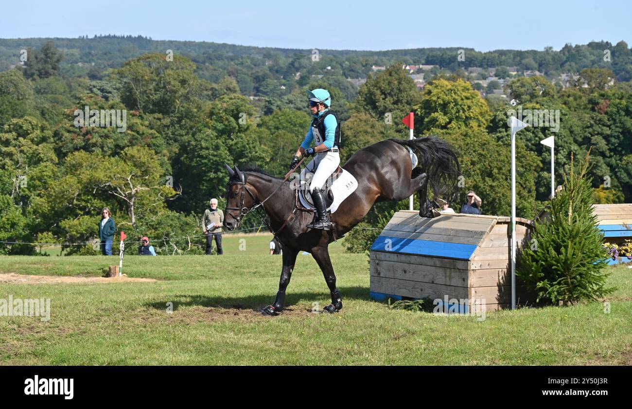 Izzy Taylor su Underdog Z, fase cross country del concorso CCI-S YH3* (7 anni), Cornbury House Horse Trials 2024, Charlbury, Oxfordshire Foto Stock