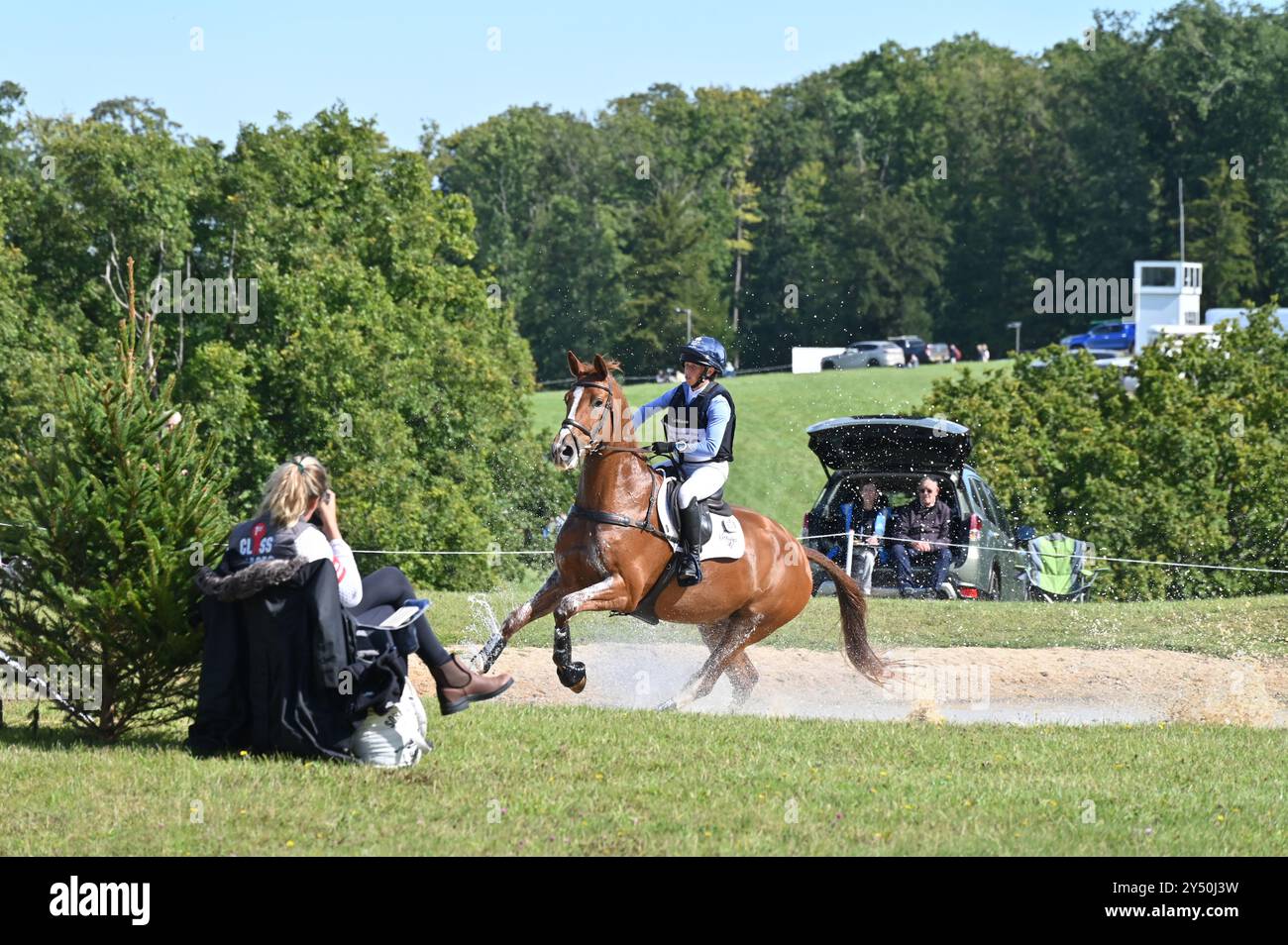 Ros Canter su Silversters Finesse, fase di cross country della competizione CCI-S YH3* (7 anni), Cornbury House Horse Trials 2024, Charlbury, Oxfordshire Foto Stock