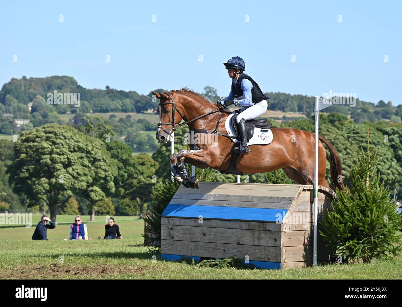 Ros Canter su Silversters Finesse, fase di cross country della competizione CCI-S YH3* (7 anni), Cornbury House Horse Trials 2024, Charlbury, Oxfordshire Foto Stock