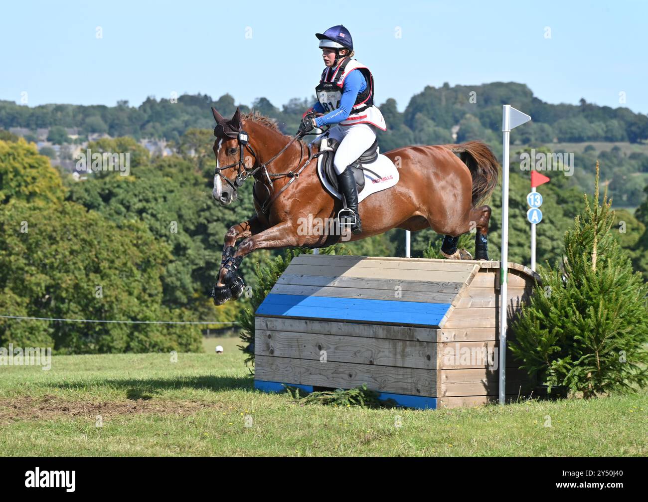 Isabelle Cook su Emerald Katie, fase cross country del concorso CCI-S YH3* (7 anni), Cornbury House Horse Trials 2024, Charlbury, Oxfordshire Foto Stock