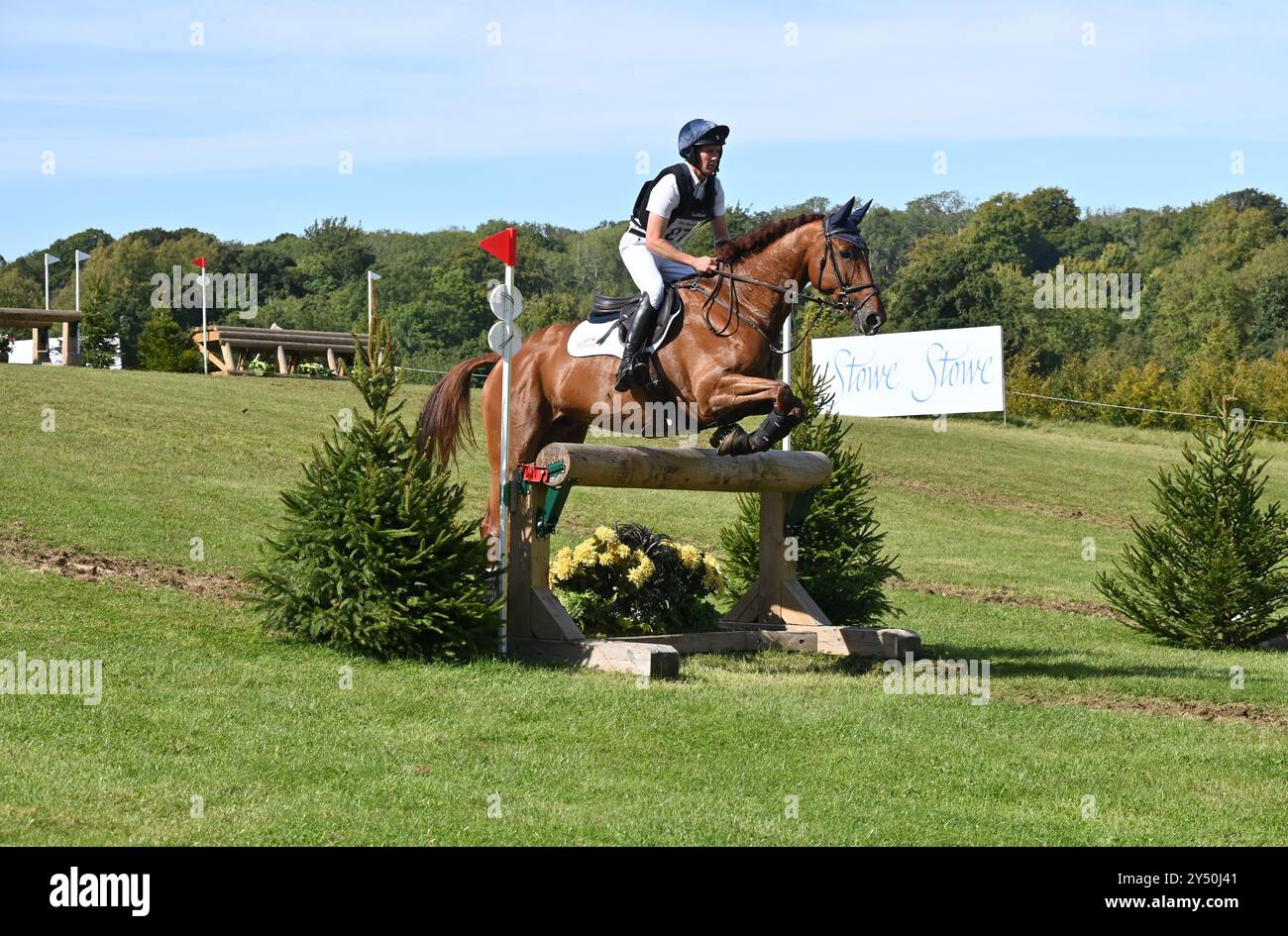 Tom McEwen su Shannondale Arnold, fase di cross country della competizione CCI-S YH3* (7yo), Cornbury House Horse Trials 2024, Charlbury, Oxfordshire Foto Stock