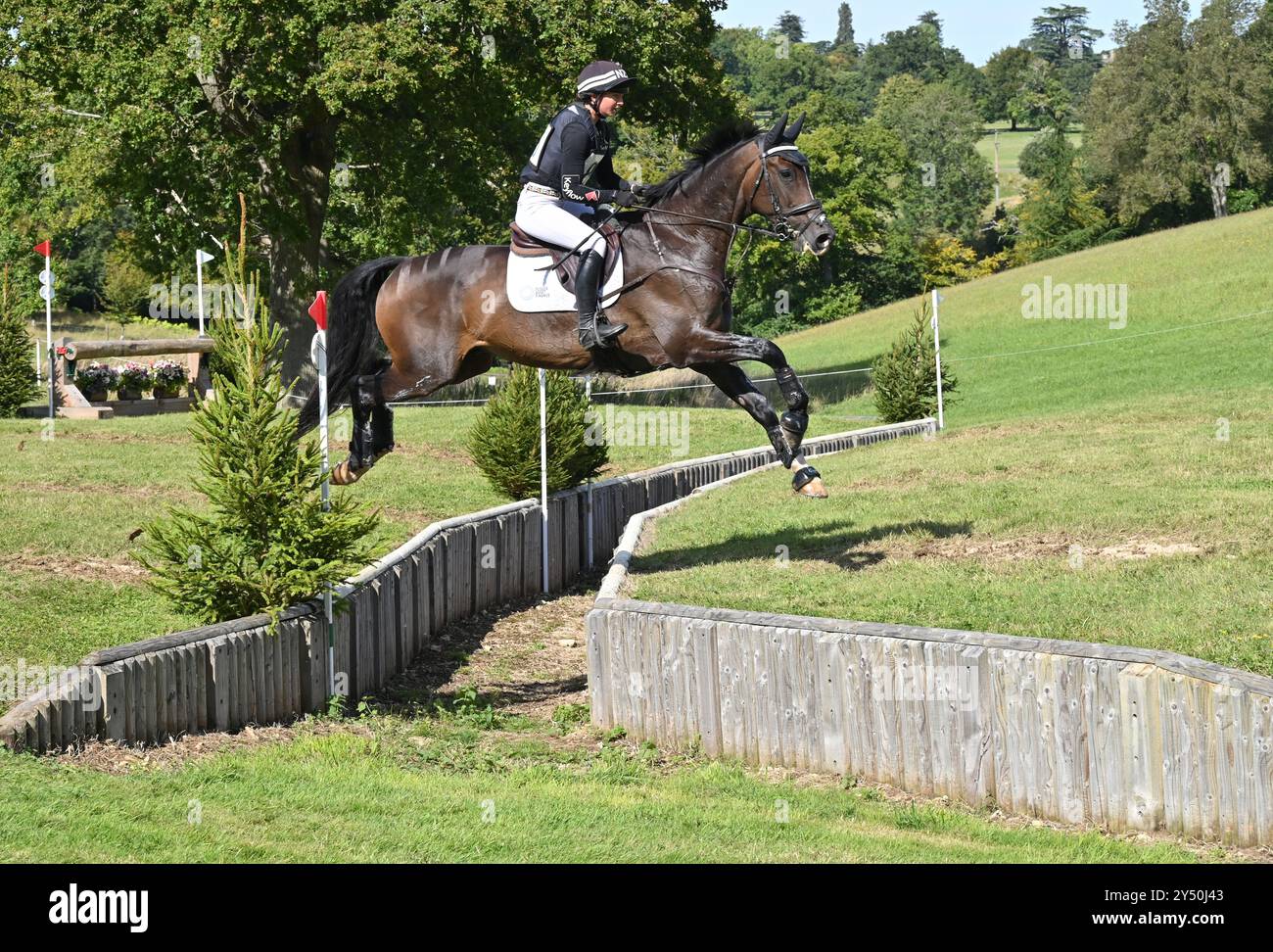Samantha Lissington on Mr Cookie Time, fase di cross country del concorso CCI-S YH3* (7 anni), Cornbury House Horse Trials 2024, Charlbury, Oxfordshi Foto Stock