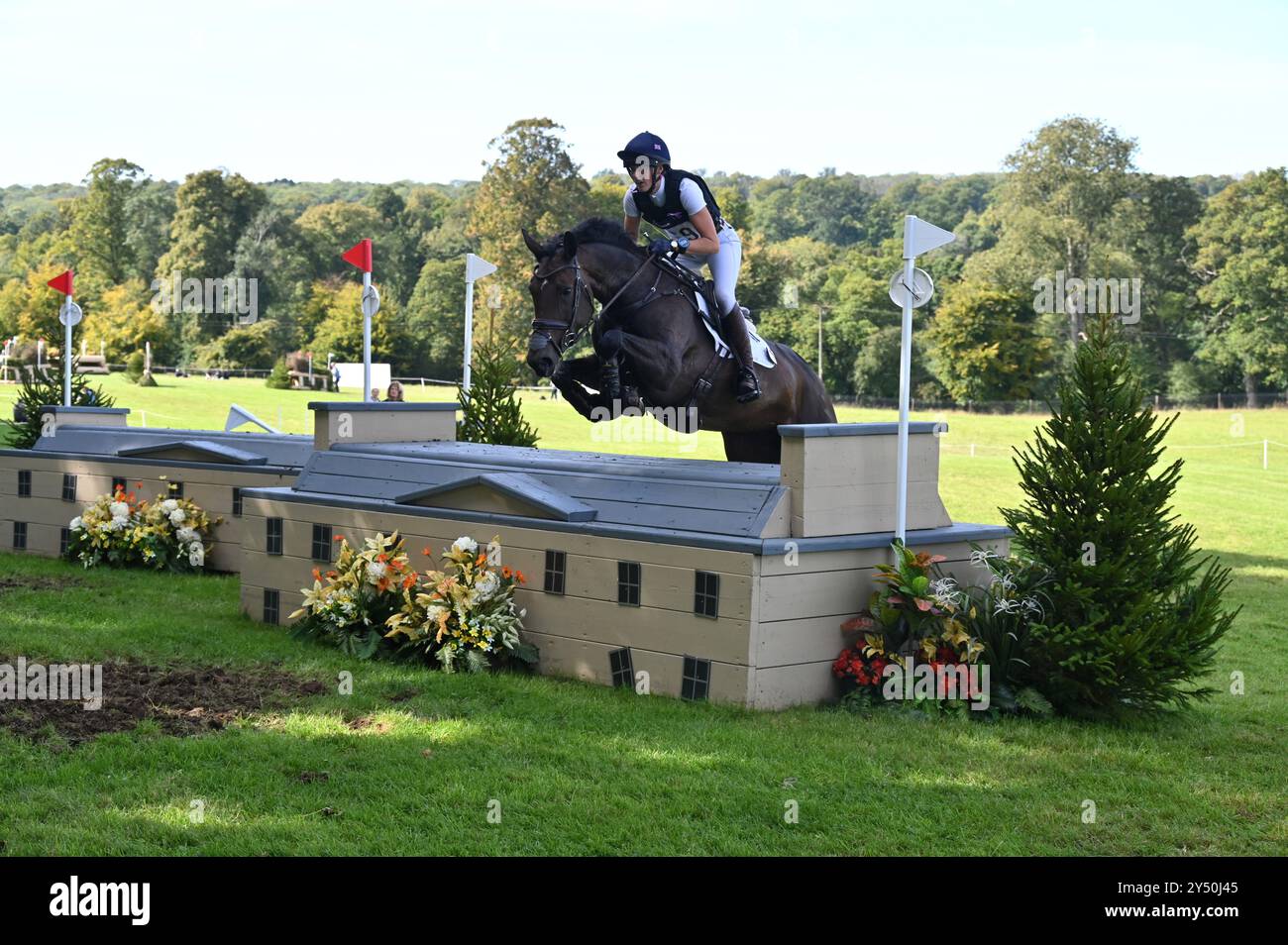Emily Young-Jamieson su Chica Naika, fase cross country del concorso CCI-S YH3* (7 anni), Cornbury House Horse Trials 2024, Charlbury, Oxfordshire Foto Stock