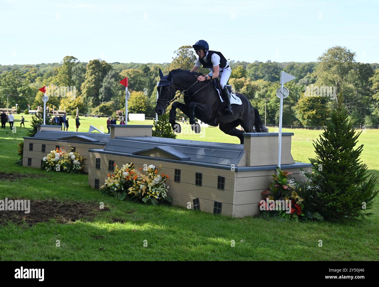 Tom McEwen su Maestro, fase di cross country del concorso CCI-S YH3* (7 anni), Cornbury House Horse Trials 2024, Charlbury, Oxfordshire Foto Stock