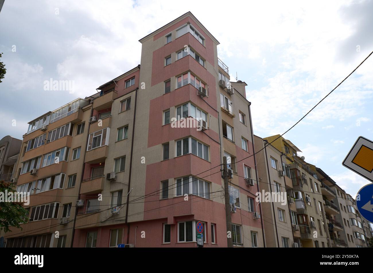 Edificio residenziale contemporaneo che presenta un'architettura moderna in un ambiente urbano durante un pomeriggio nuvoloso Foto Stock