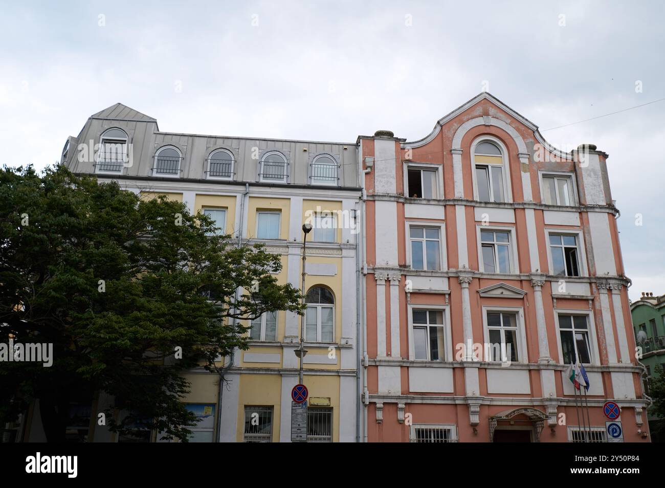 Architettura elegante che sfoggia un mix di colori pastello e design intricati in un ambiente urbano durante un pomeriggio nuvoloso Foto Stock